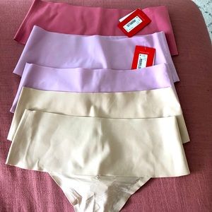 NEW Bundle of 5 Spanx Undietectable Thongs